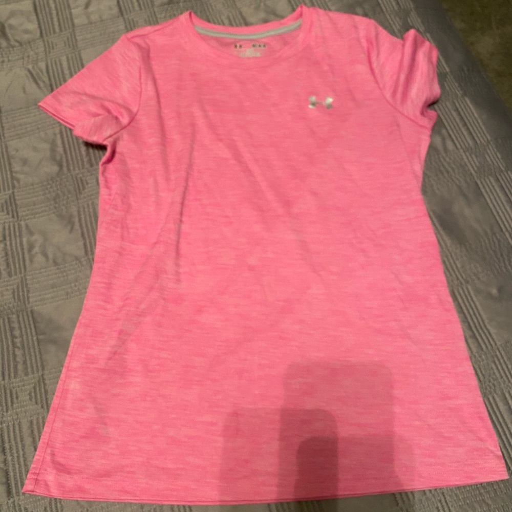 Medium under armour tee. Loose fit. EUC